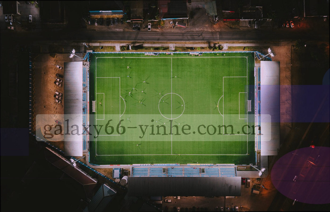以连线节点呈现入口导航、对比评测、注册查询、账号设备与问答五大栏目关系的结构图